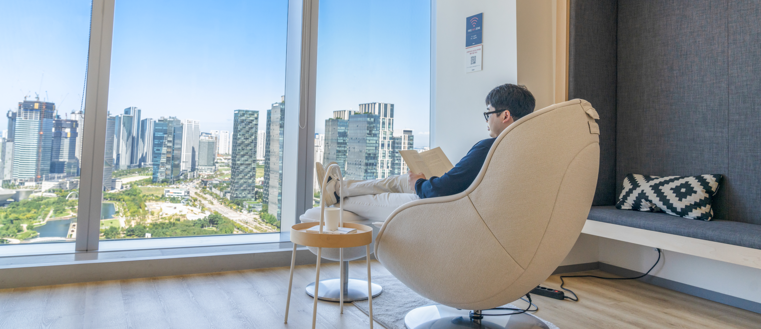 편안한 자세로 휴식을 취할 수 있도록 조절 가능한 전동 리클라이너 소파