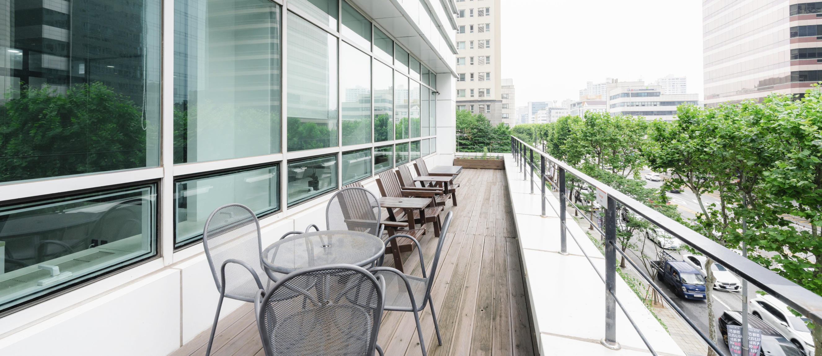 바깥 공기를 마시며 기분 전환을 할 수 있는 개방형 야외 테라스 공간