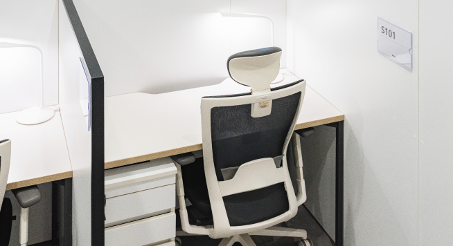 개인 사물함과 파티션이 있는 지정석