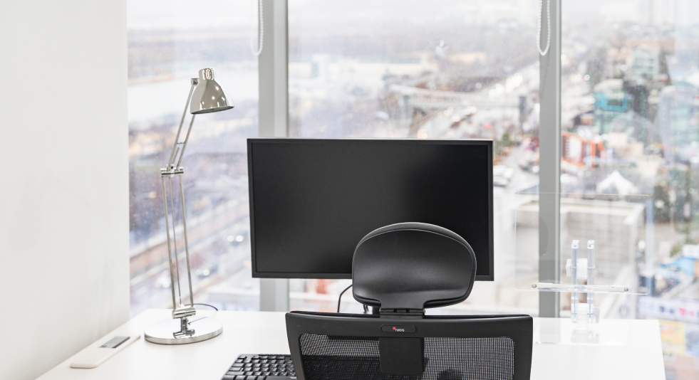 창문을 바라 보는 컴퓨터 이미지